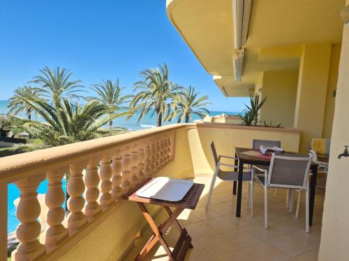 Estupendo apartamento en primera línea de playa y con vistas al mar