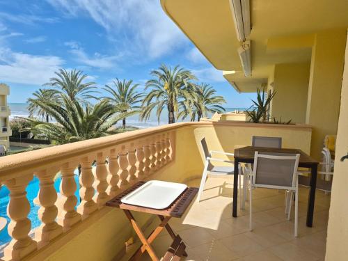 Estupendo apartamento en primera línea de playa y con vistas al mar