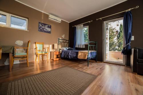 ein Schlafzimmer mit Bett, Schreibtisch und Fenster in der Unterkunft Villa Lugano in Rovinj