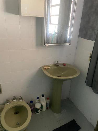 a bathroom with a sink and a toilet at Casa 3 Quartos Espaço Luxemburgo in Anápolis
