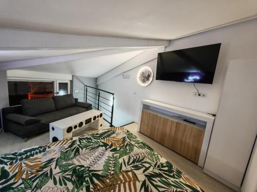 a living room with a couch and a flat screen tv at Alójate en Vigo! Casa bien equipada in Vigo