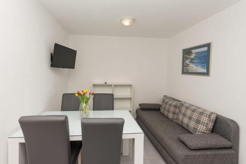 Apartments by the sea Makarska - 20923