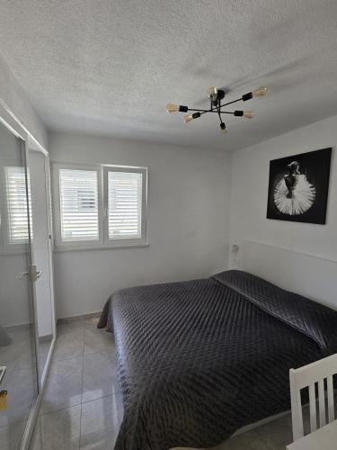 Apartments by the sea Makarska - 25383