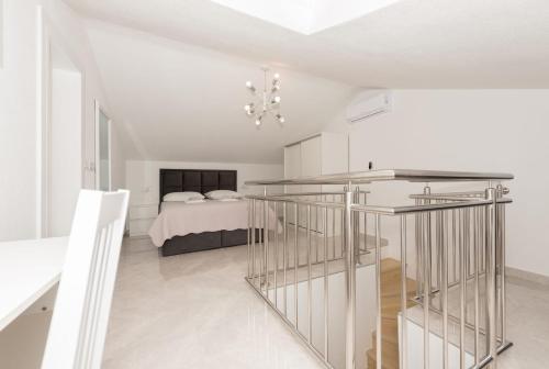 Apartments by the sea Makarska - 25383