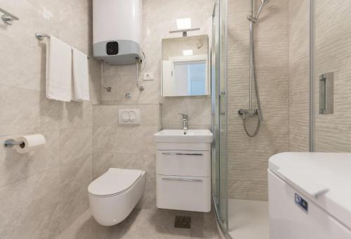 Apartments by the sea Makarska - 25383