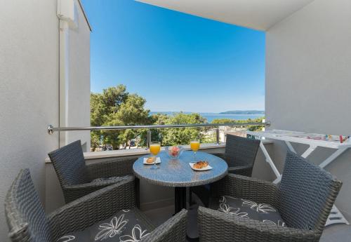 Apartments by the sea Makarska - 25383