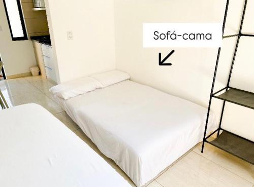 a small room with two beds and a shelf at Ap8 - Aconchegante e Completo com Ótimo Custo-Benefício in Guaíra