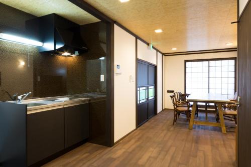 京と家 月の湯別邸にあるキッチンまたは簡易キッチン