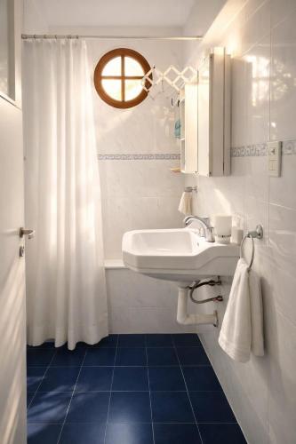 a bathroom with a sink and a shower curtain at Depto Termas Centro in Termas de Río Hondo