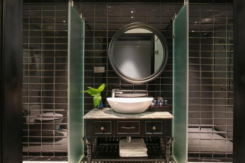a bathroom with a sink and a mirror at Casa Dos Príncipes Hotel & Spa in Hanoi