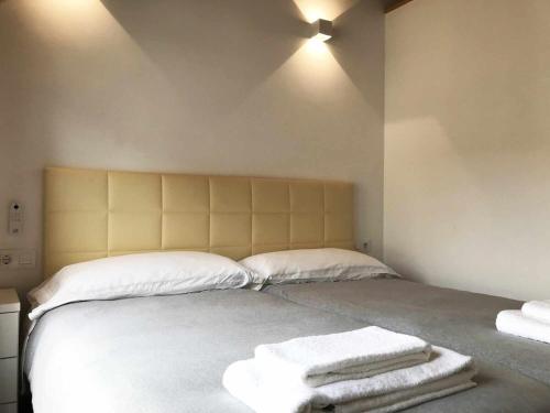 a bedroom with a bed with towels on it at Alojamiento con terraza en Chulilla in Chulilla