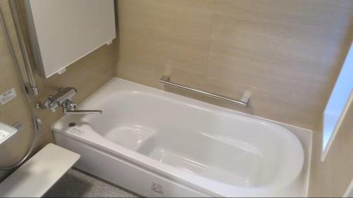 a small bathroom with a toilet and a sink at 尾上邸 日本遺産の一棟貸し 離島の宿 in Marugame