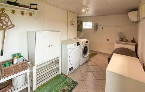 a laundry room with a washer and a washing machine at 2 Bedroom Nice Home In Gedser in Gedser