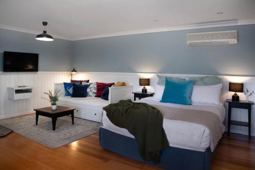 a bedroom with two beds and a couch at Oscars in Hepburn Springs