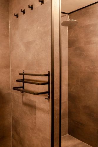 a shower in a bathroom with a glass door at Casa Chill, fijn, vrijstaand chalet bij bos in Anloo