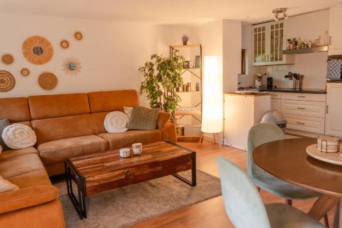 a living room with a couch and a table at Casa Chill, fijn, vrijstaand chalet bij bos in Anloo