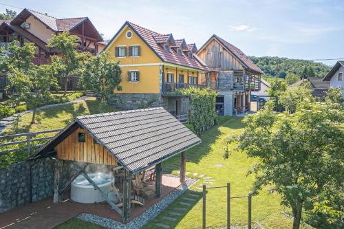 Traditional House Kal With Hot Tub - Happy Rentals