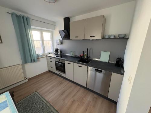 a kitchen with white cabinets and a counter top at Ferienwohnung Tante Betty in Essing