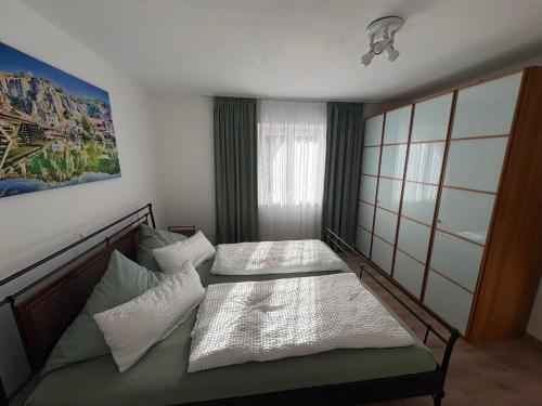 a small room with a bed and a window at Ferienwohnung Tante Betty in Essing