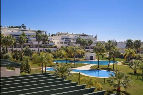 Apartamento con enorme terraza en complejo con piscina en Nueva Andalucía - Lorcrimar