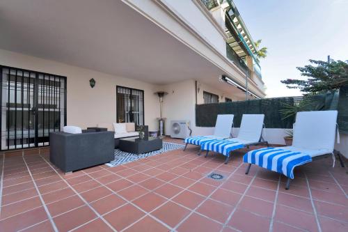 Apartamento con enorme terraza en complejo con piscina en Nueva Andalucía - Lorcrimar