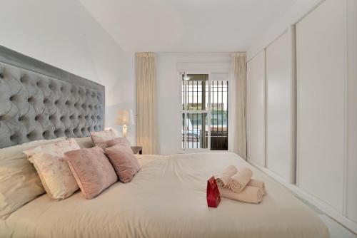 Apartamento con enorme terraza en complejo con piscina en Nueva Andalucía - Lorcrimar