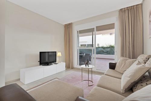 Apartamento con enorme terraza en complejo con piscina en Nueva Andalucía - Lorcrimar