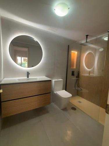 Apartamento con enorme terraza en complejo con piscina en Nueva Andalucía - Lorcrimar
