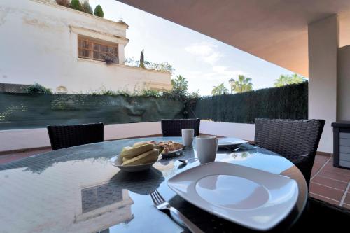 Apartamento con enorme terraza en complejo con piscina en Nueva Andalucía - Lorcrimar