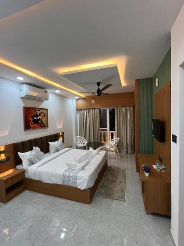 a bedroom with a large bed in a room at Hotel Chunda Niwas in Dabok