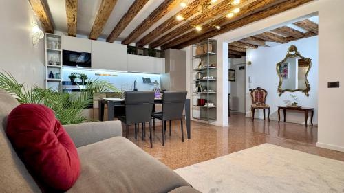 ein Wohnzimmer mit Sofa und Tisch in der Unterkunft Ca' ai Sospiri in Venedig