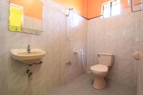 Kylpyhuone majoituspaikassa Joval Homestay
