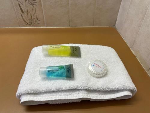 a toothbrush and a tube of toothpaste on a towel at Glenlyon Lodge - Gladstone in Gladstone
