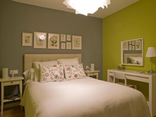 A bed or beds in a room at La casa del arbol