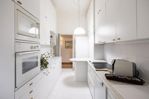 Large comfort suite 6 persons close downtown