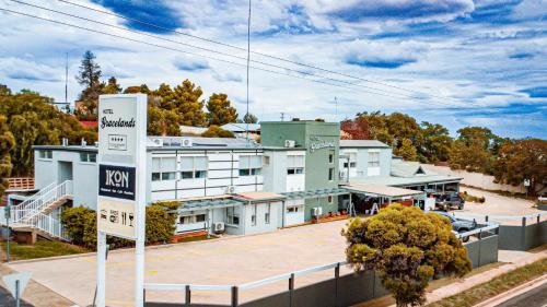 a building with a sign in front of it at Gracelands Parkes in Parkes