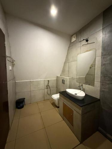 a bathroom with a sink and a toilet at Lostcabins in Vallikavungal