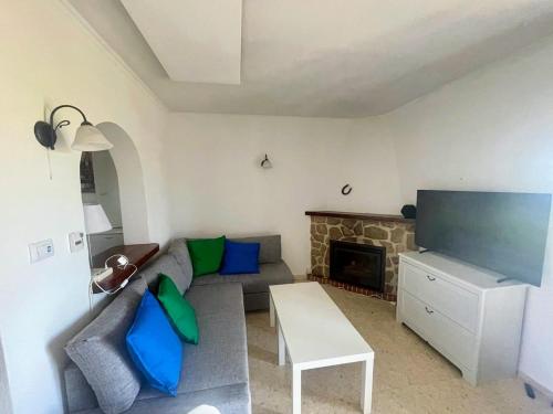 Casa con piscina en urbanización tranquila y con vistas al mar y la montaña