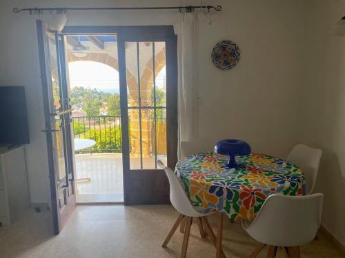 Casa con piscina en urbanización tranquila y con vistas al mar y la montaña