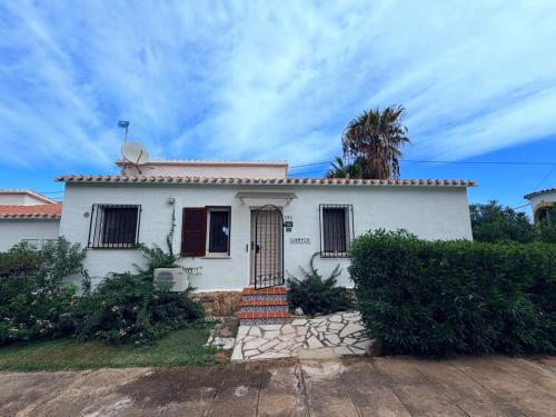Casa con piscina en urbanización tranquila y con vistas al mar y la montaña