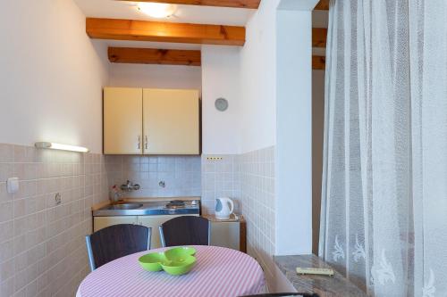 Tinka, Apartment No 5