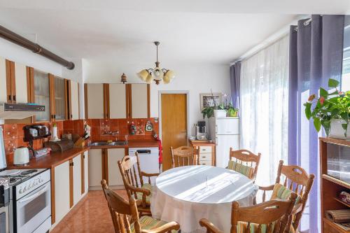 Tinka, Apartment No 12