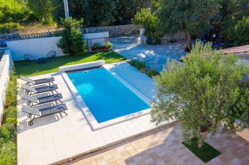 eine Draufsicht auf einen Swimmingpool in einem Garten in der Unterkunft Antona in Šibenik