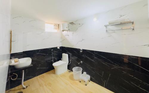 a bathroom with a black and white marble wall at Sagar Villa Udaipur in Udaipur