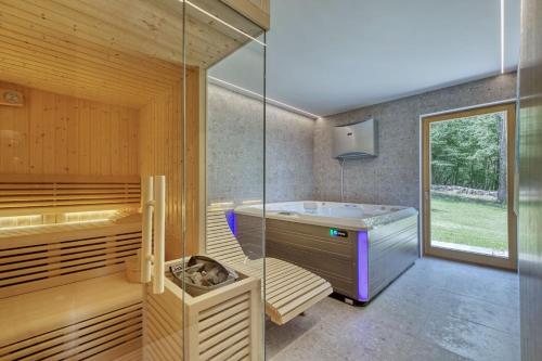 ein Badezimmer mit Badewanne, Waschbecken und Dusche in der Unterkunft Lovelos in Gospić