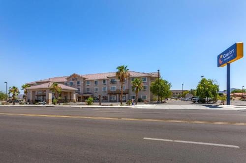 a building on the side of a road with a street sign at Comfort Inn and Suites Yuma I-8 in Yuma