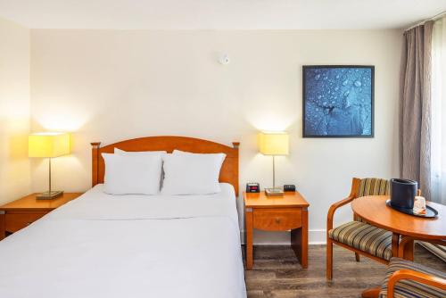 Llit o llits en una habitació de Quality Inn Rouyn-Noranda