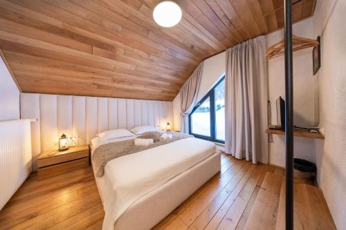 a bedroom with a bed and a television in it at Vama Chalet in Vama Buzăului