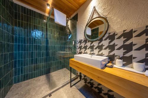 a bathroom with a sink and a mirror at Vama Chalet in Vama Buzăului