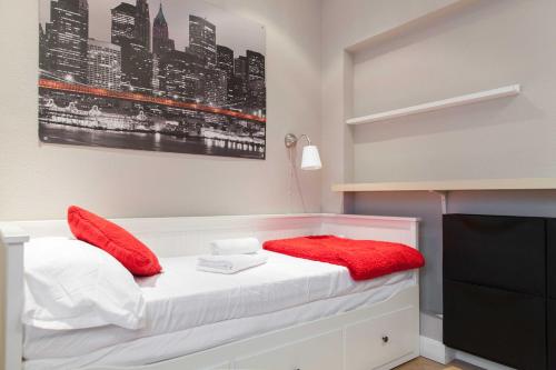 Llit o llits en una habitació de For You Rentals AvenidaAmerica apartment AVA24